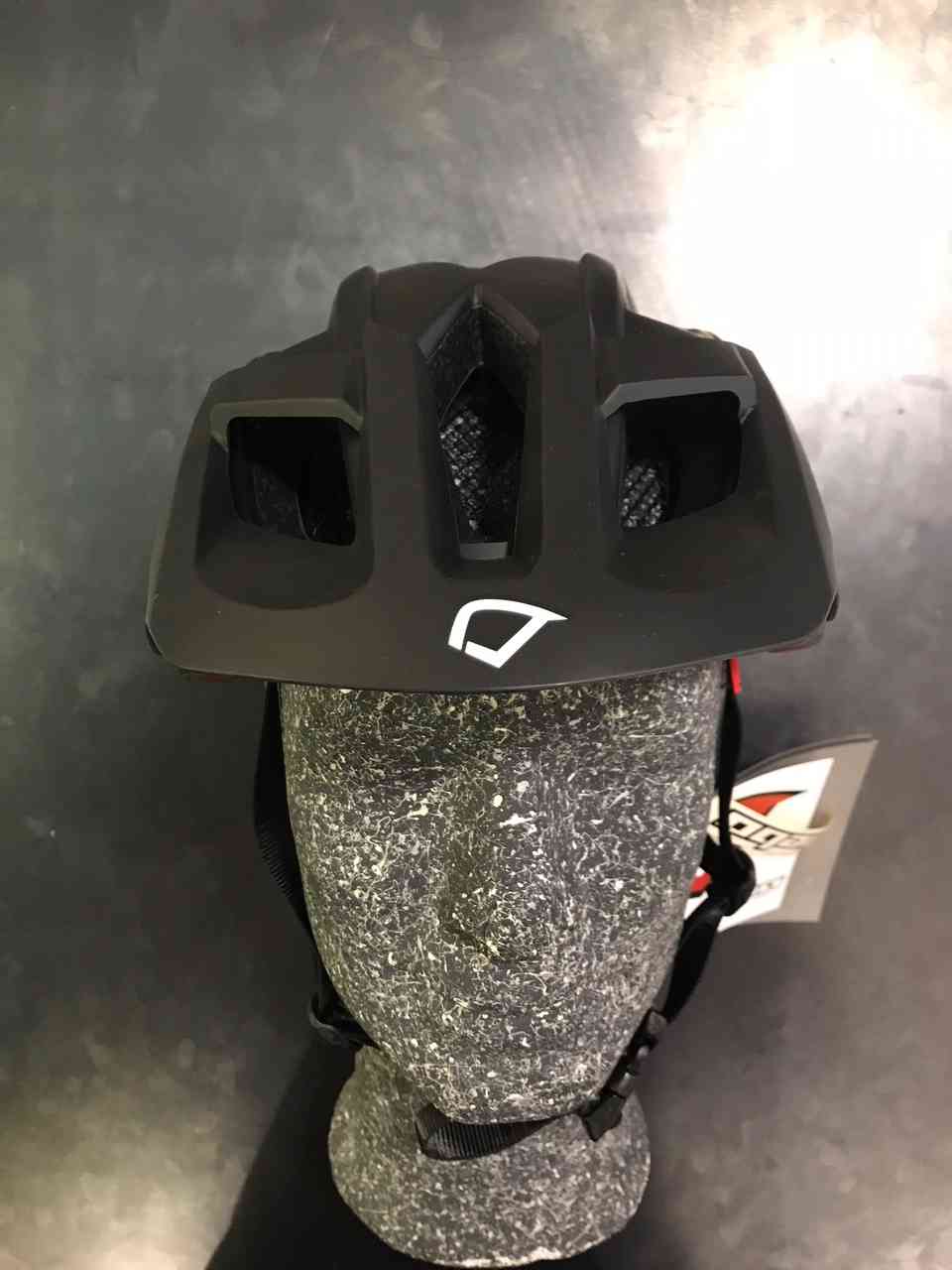 Casco Crank  NUOVO!!! LEGGERISSIMO E CONFORTEVOLE